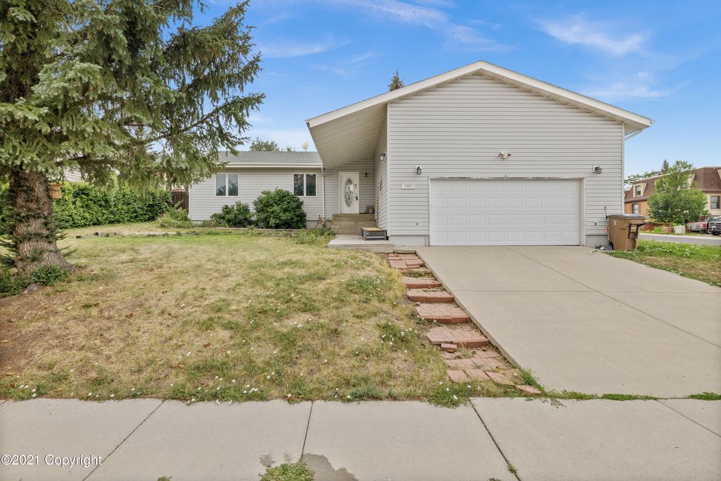 1001 Almon Dr, Gillette, WY 82718
