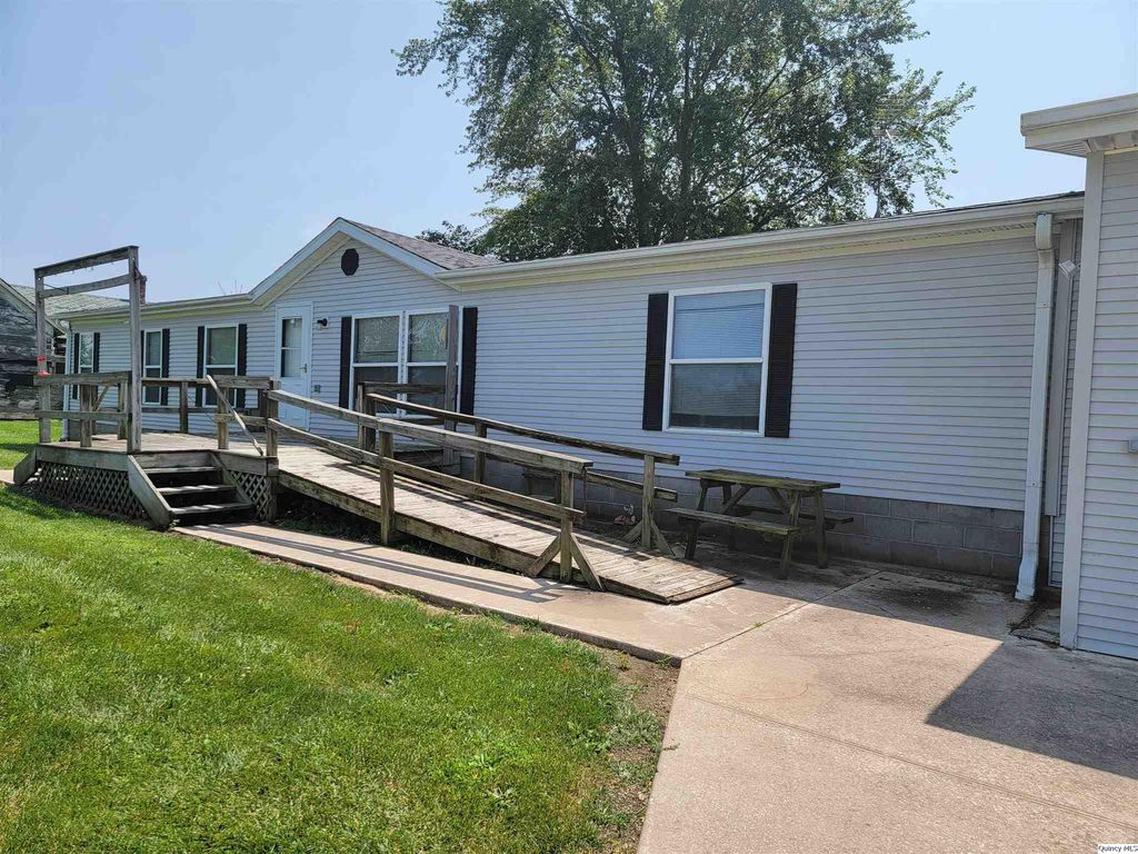 2675 E County Road 2300, La Harpe, IL 61450