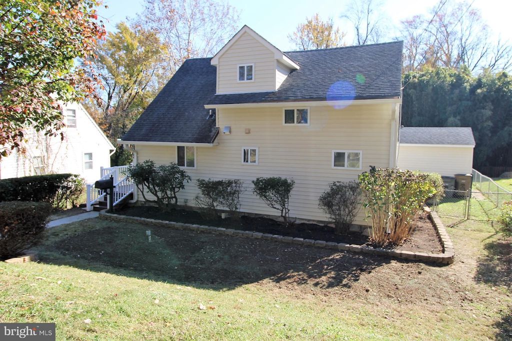 6002 Halsey Rd, Rockville, MD 20851