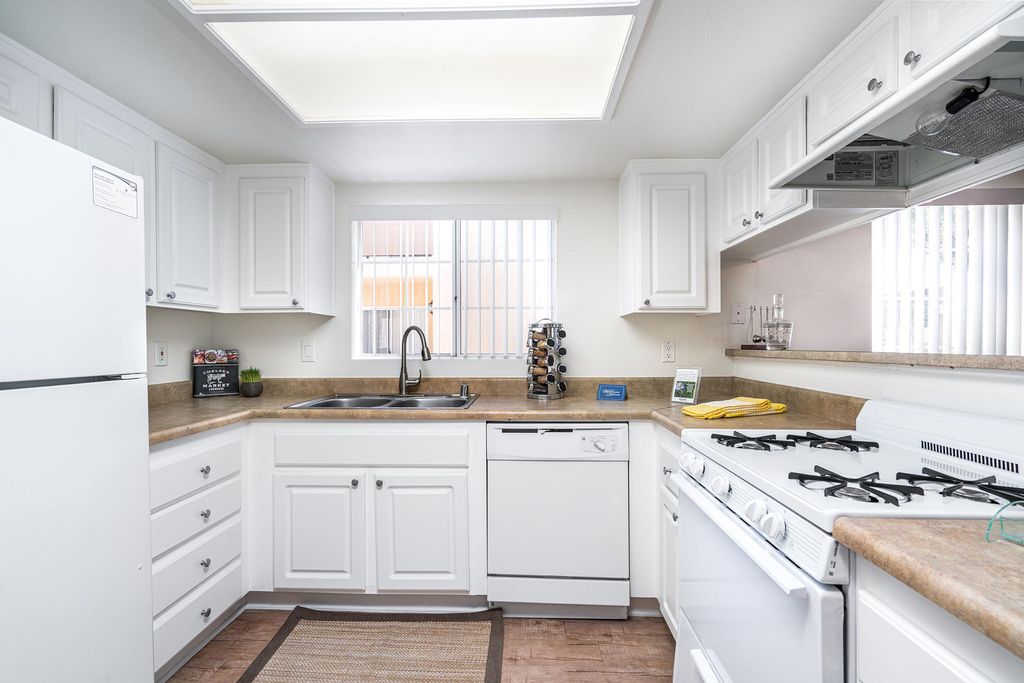 2345 Newport Blvd, Costa Mesa, CA 92627