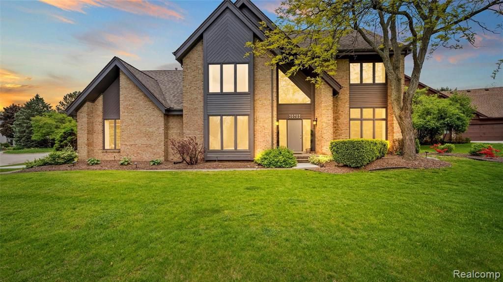 30783 Huntsman Dr E, Farmington, MI 48331