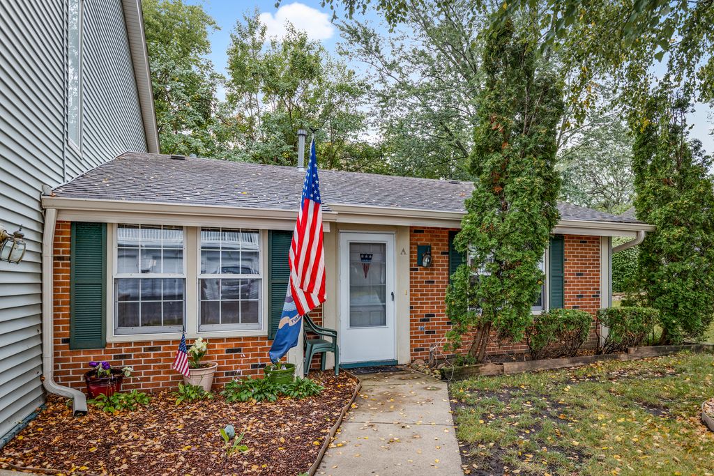 329 Georgetown Ct #A, Bloomingdale, IL 60108
