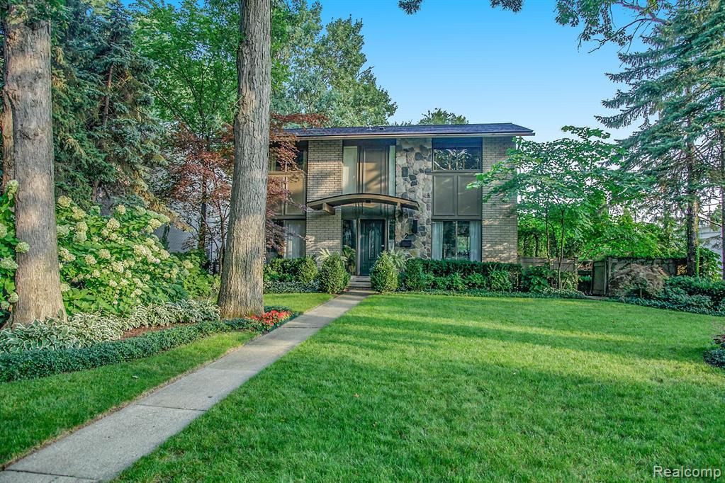 2 Cambridge Blvd, Pleasant Ridge, MI 48069 4 Bed, 3 Bath Single
