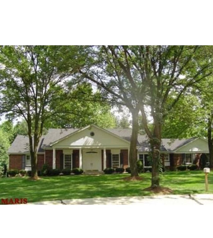 575 Pinetree Lake Ct, Chesterfield, MO 63017