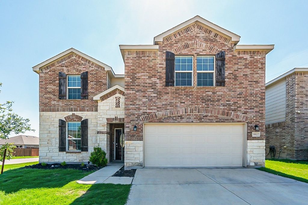 9912 Amosite Dr, Fort Worth, TX 76131