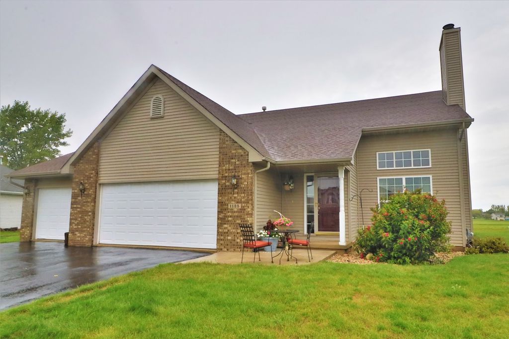 1125 Santa Fe Ave, Davis Junction, IL 61020 3 Bed, 3 Bath Single