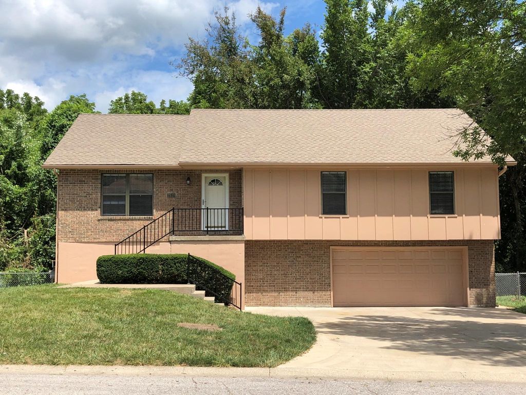 2619 NW London Dr, Blue Springs, MO 64015