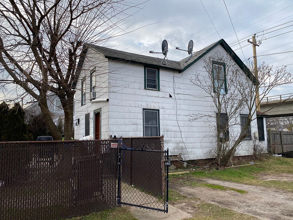 249 W Hoffman Ave, Lindenhurst, NY 11757 Studio, 1 Bath SingleFamily
