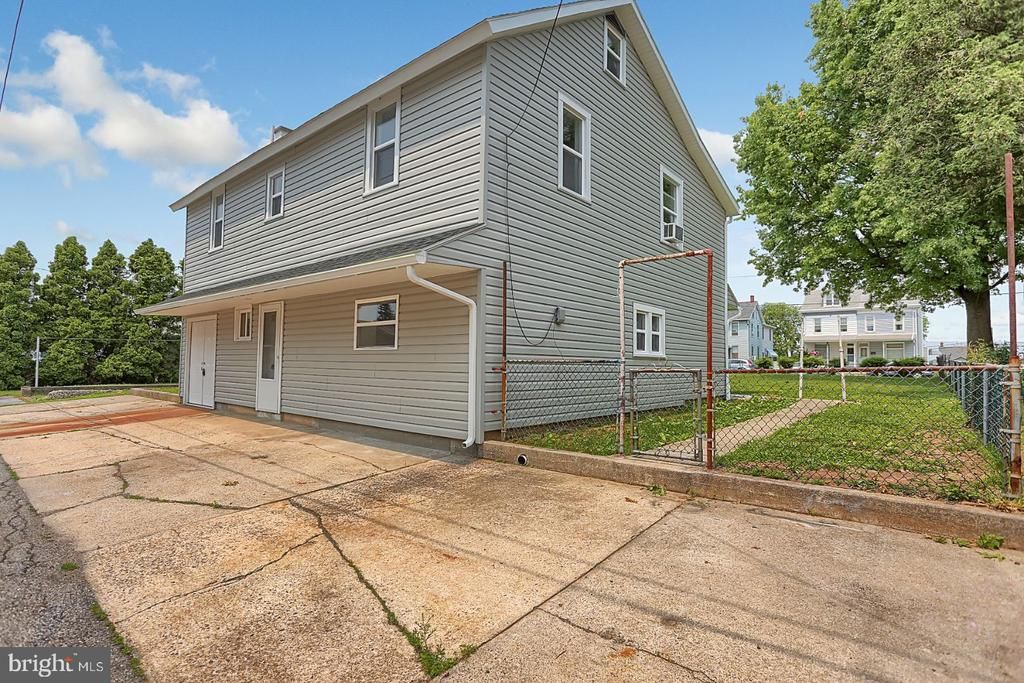 42 E High St, Topton, PA 4 Bed, 3 Bath SingleFamily Home 35 Photos