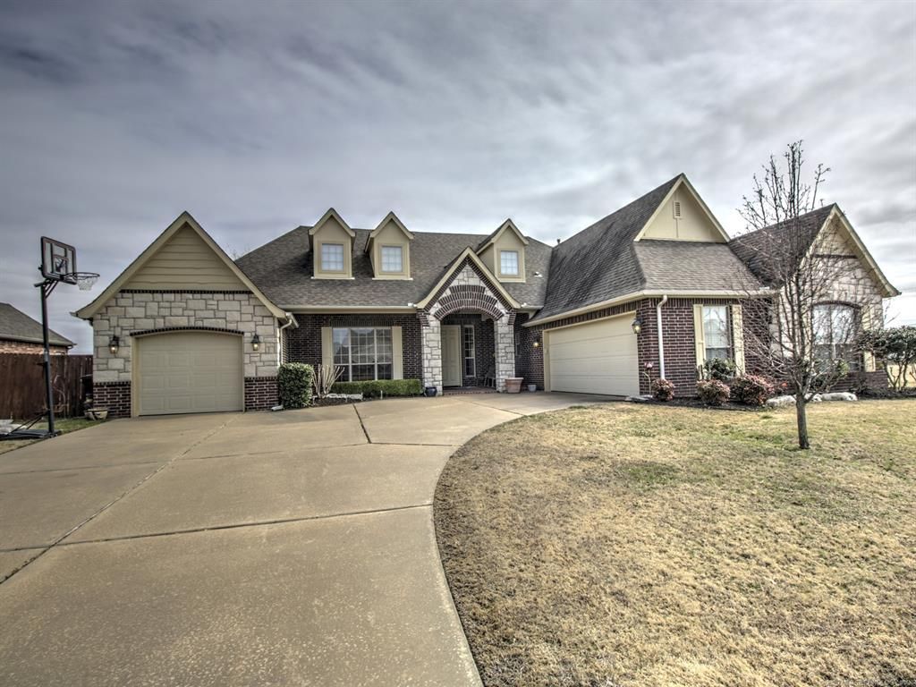 108 Homestead Dr, Bartlesville, OK 4 Bed, 4 Bath SingleFamily Home