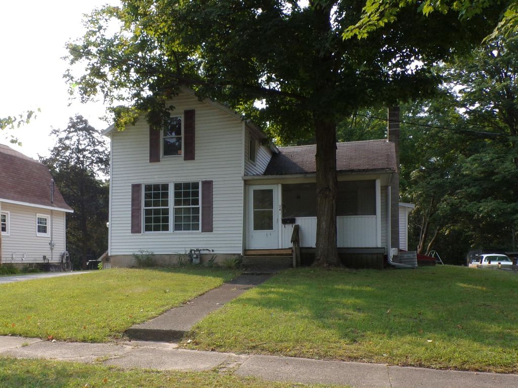 34 Marion St, Hillsdale, MI 49242