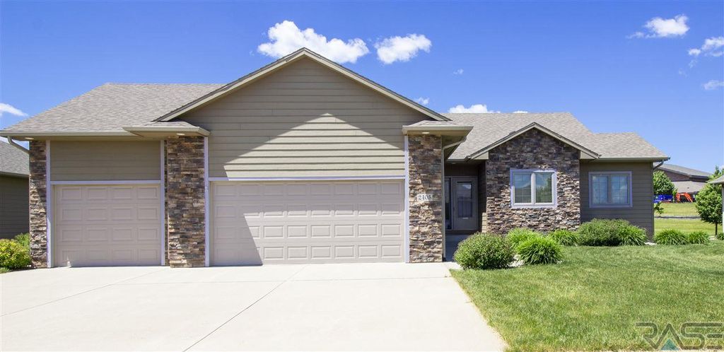 2405 S  Silverthorne Ave, Sioux Falls, SD 57110
