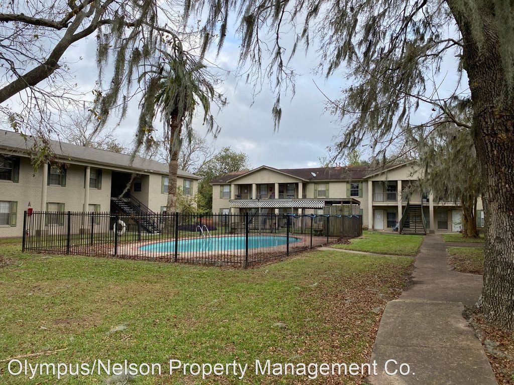 500 Willow Dr #A8, Lake Jackson, TX 77566