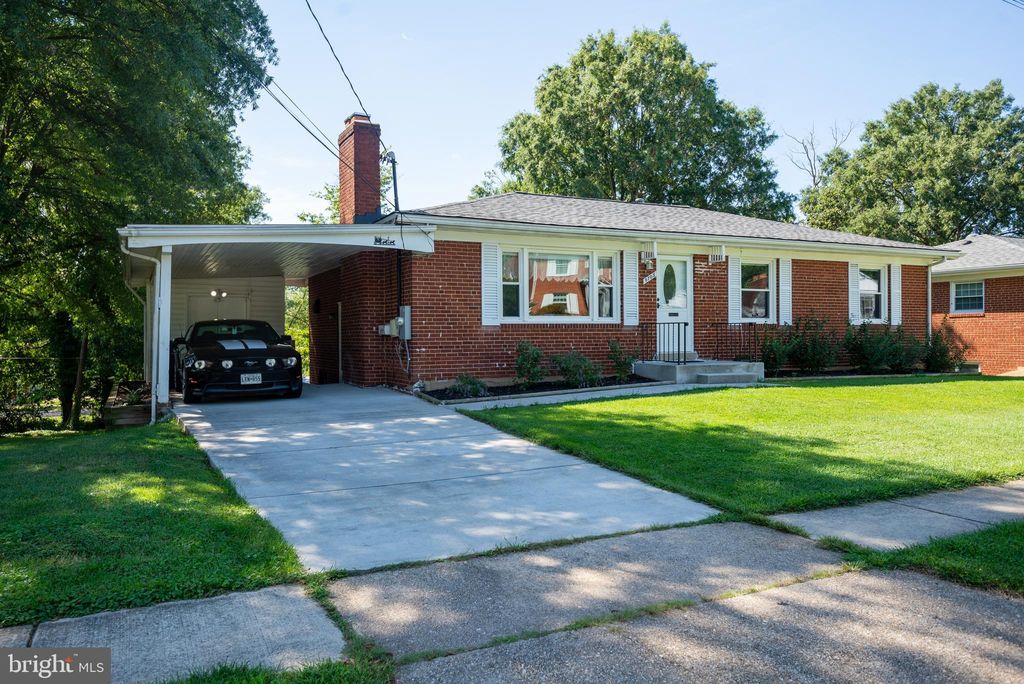 9705 Woodberry St, Lanham, MD 20706