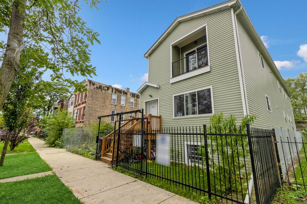 2938 W Fillmore St #200, Chicago, IL 60612