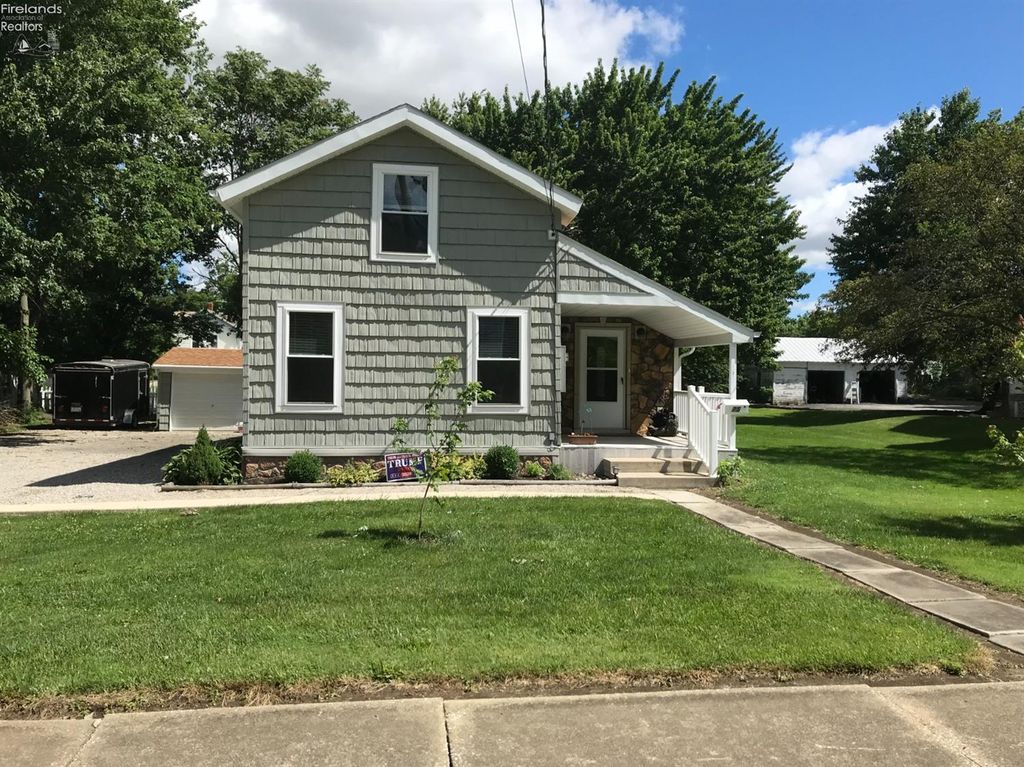 25 3rd St, New London, OH 44851