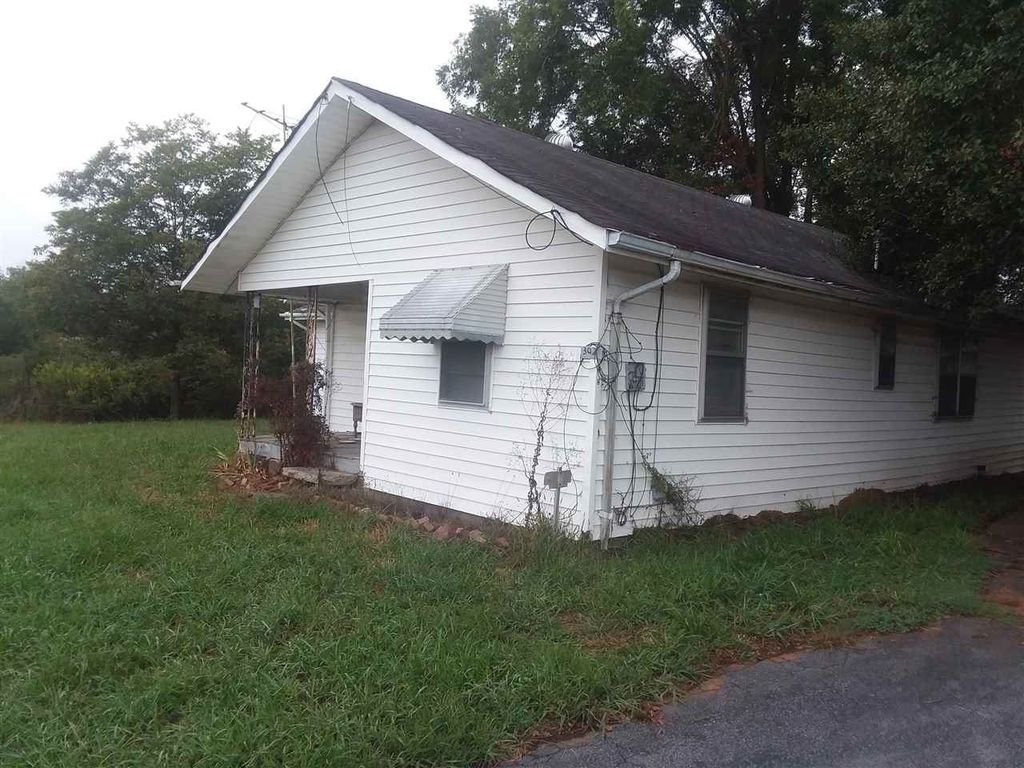 302 Main St, Fyffe, AL 3 Bed, 2 Bath SingleFamily Home 3 Photos