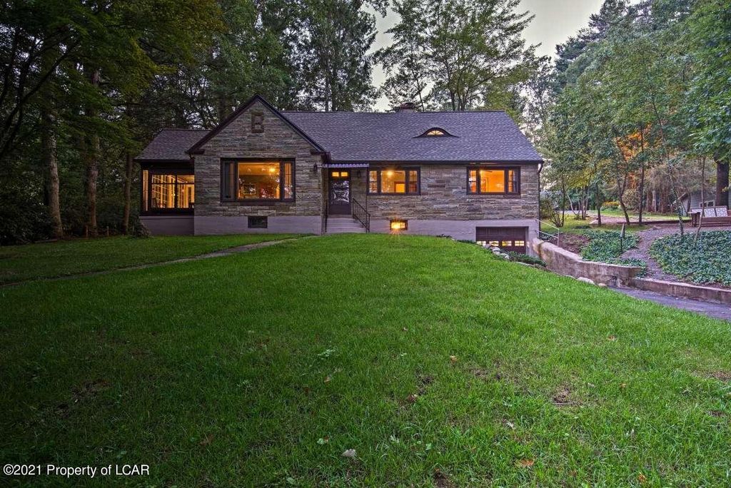 28 Lakeshore Dr, Wapwallopen, PA 18660