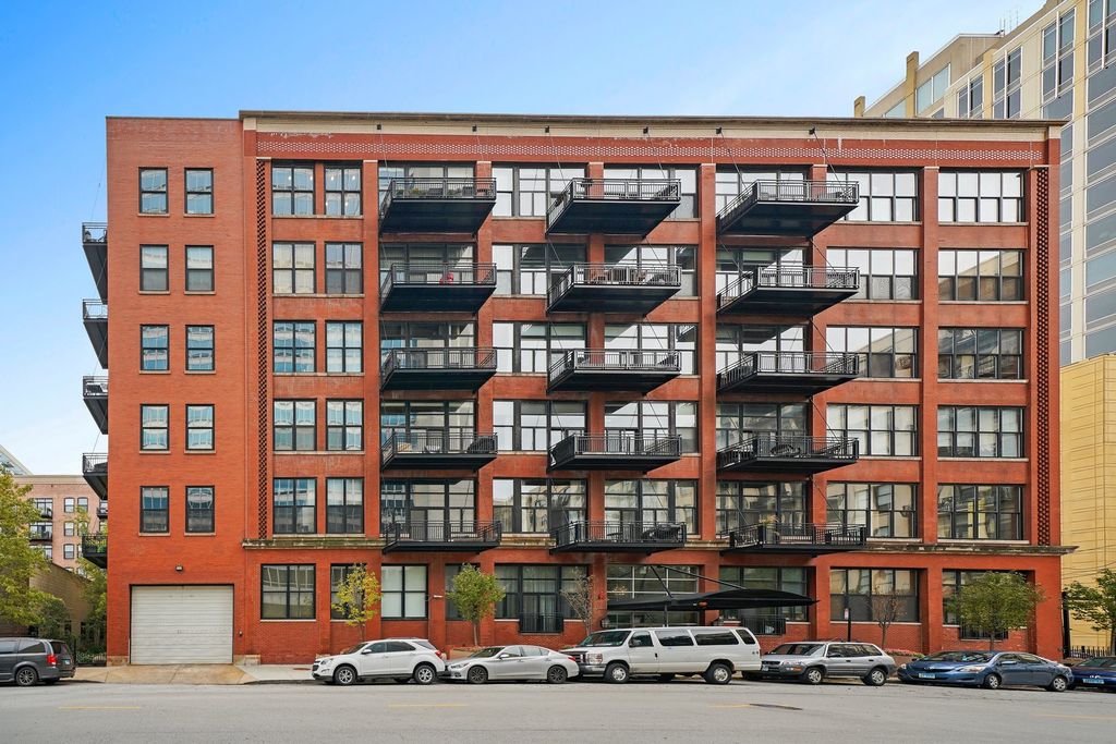 525 W Superior St #226, Chicago, IL 60654
