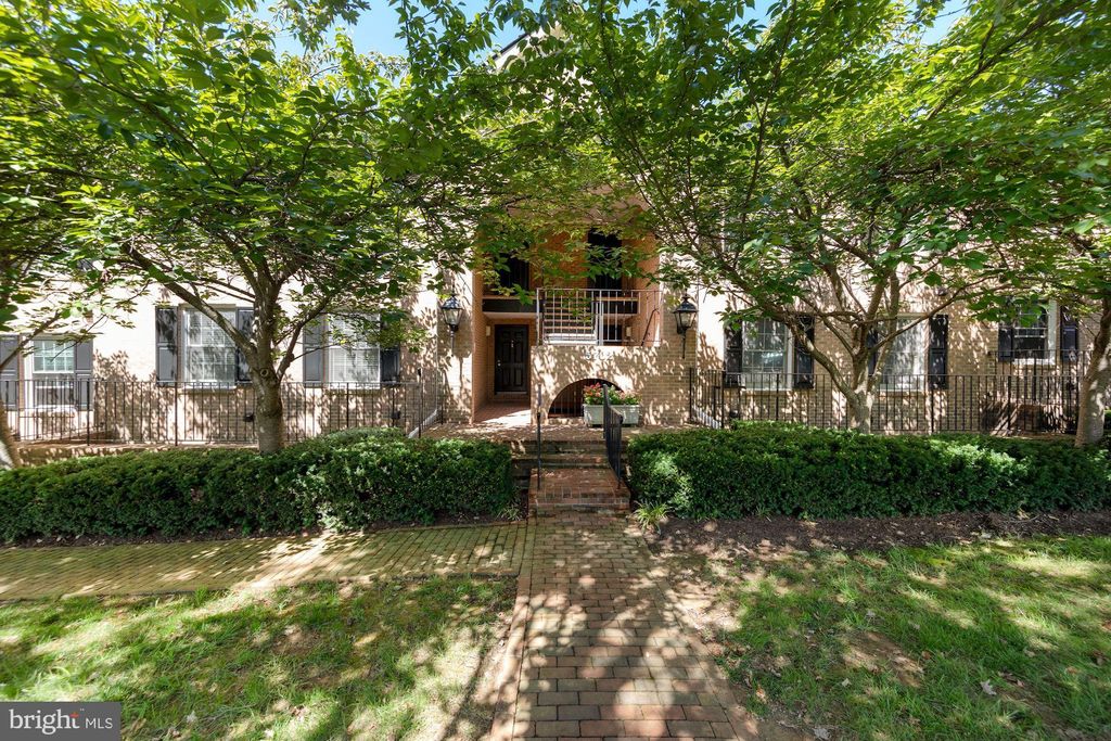 5702 Brewer House Cir #102-12, Rockville, MD 20852