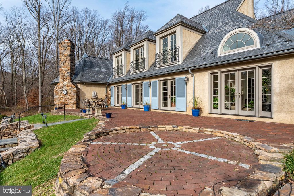 12 Hunt Club Ln, Malvern, PA 19355