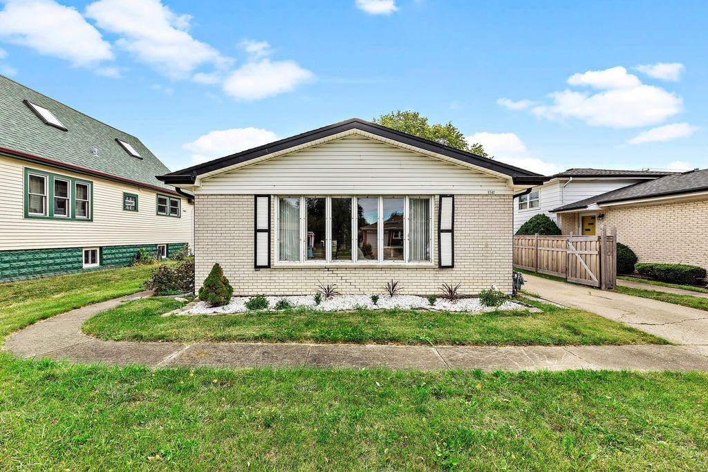 1741 Illinois St, Des Plaines, IL 60018