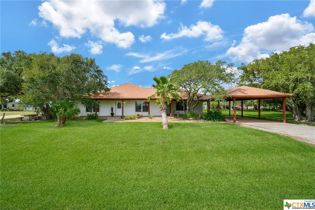 2111 W Bayshore Dr, Palacios, TX 77465