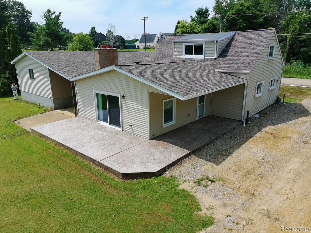 369 Indian Trl, Columbiaville, MI 48421