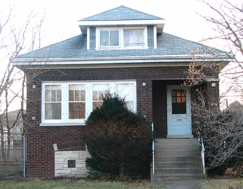 1307 S 8th Ave, Maywood, IL 60153