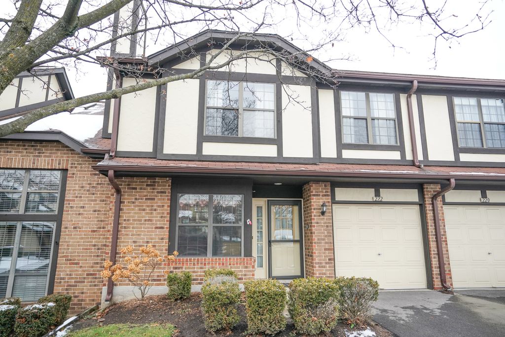 222 Oak Knoll Ln, Bloomingdale, IL 60108