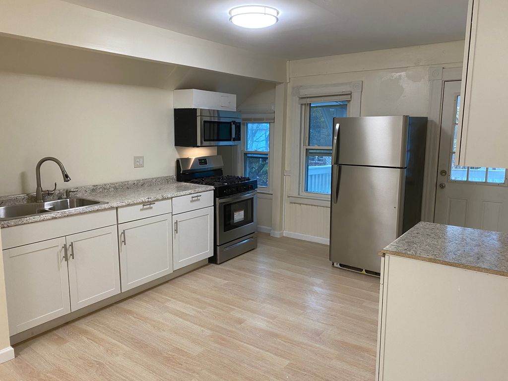 96 Hill St, Waterbury, CT 06704