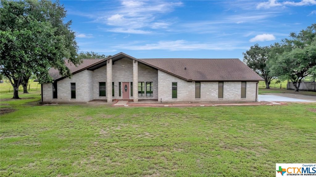 1107 Fairlane Dr, Ganado, TX 77962