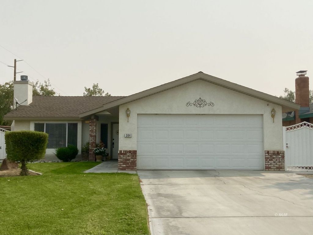 304 S Gateway Blvd SE, Ridgecrest, CA 3 Bed, 2 Bath