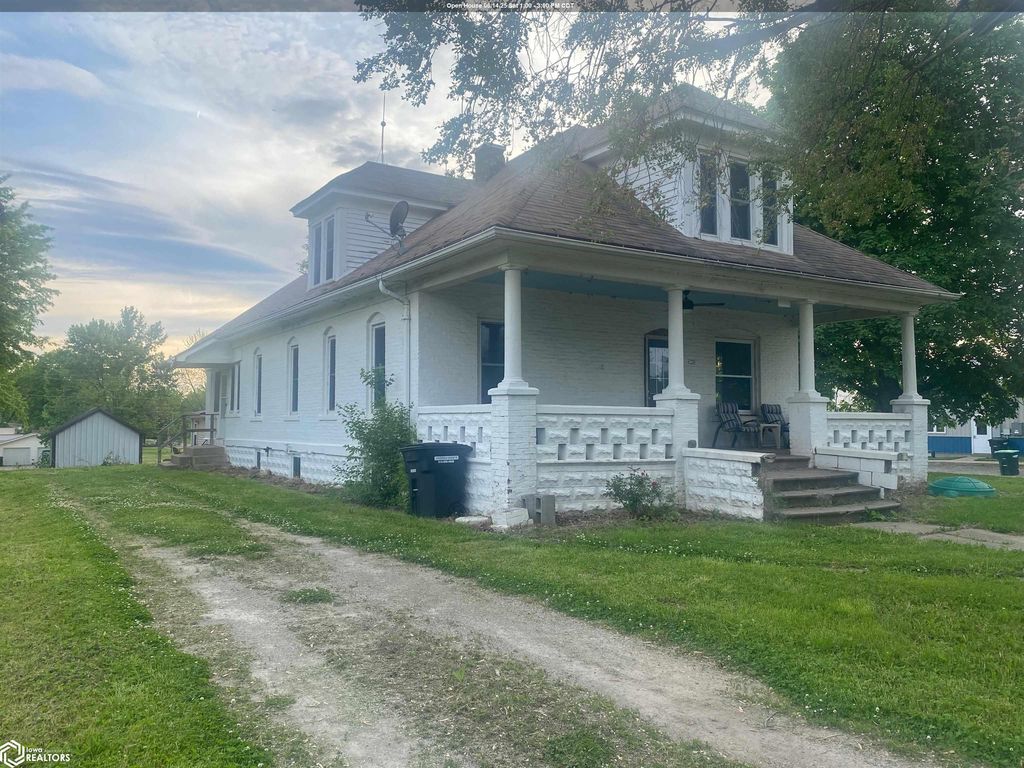 302 S  4th St, Farmington, IA 52626