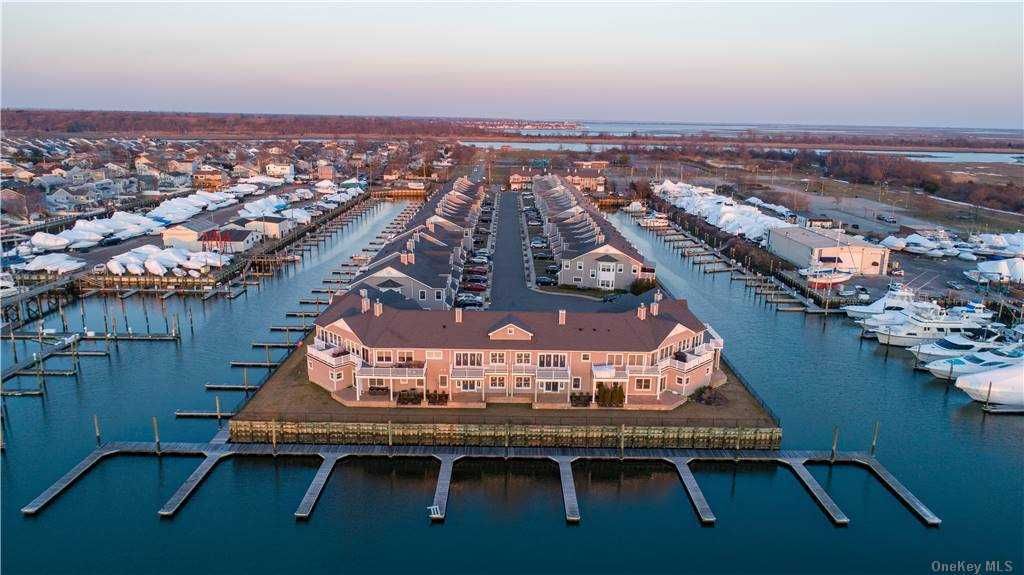 39 Ocean Watch Ct, Freeport, NY 11520 - 3 Bed, 3 Bath Condo - MLS