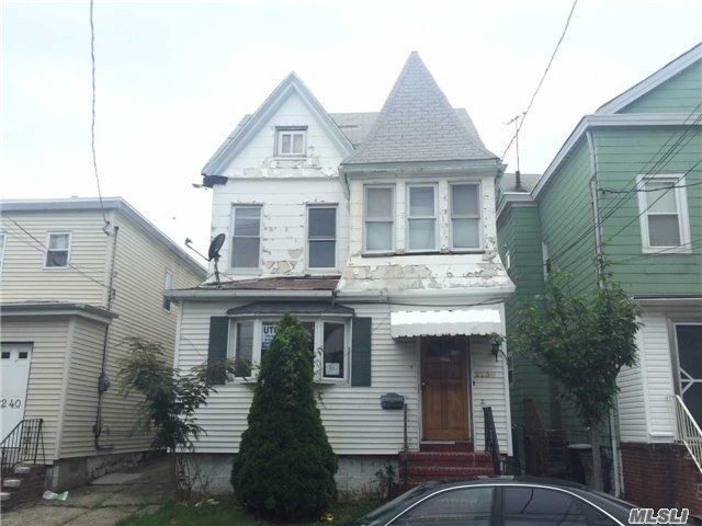 2238 126th St, College Point, NY 11356