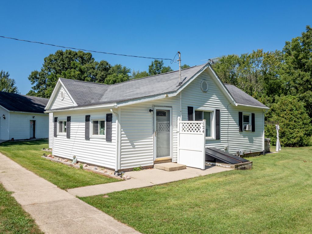 124 Railroad St, Sherwood, MI 49089