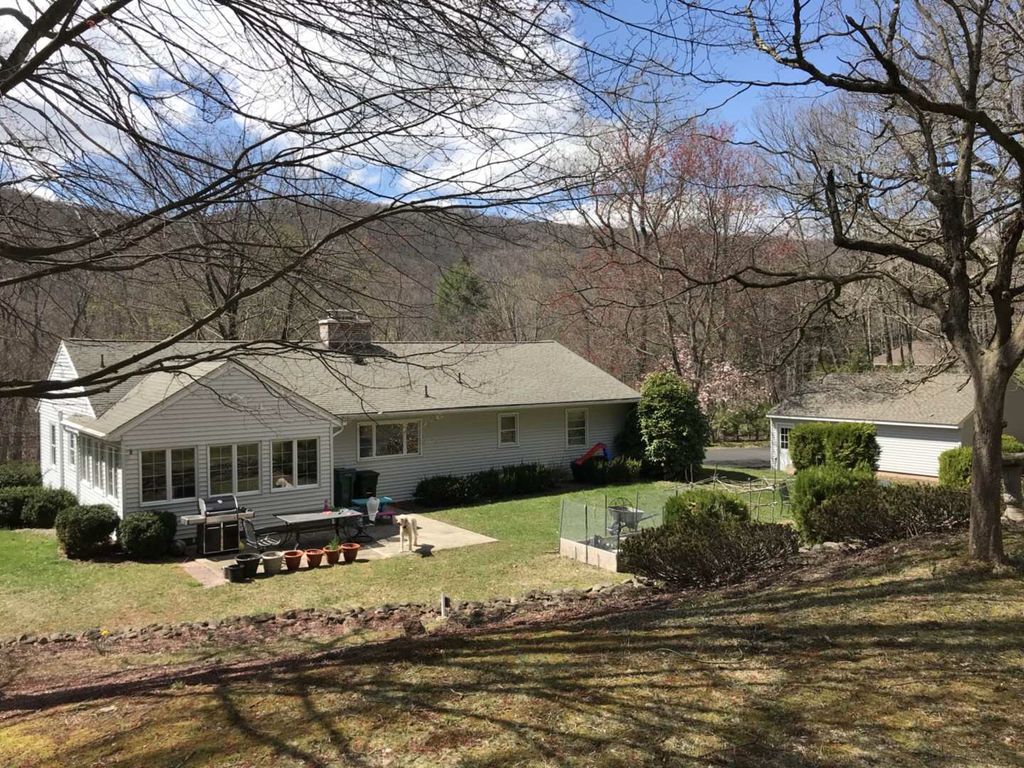 688 Mountain Rd, Cheshire, CT - 3 Bed, 2 Bath Single-Family Home - 42