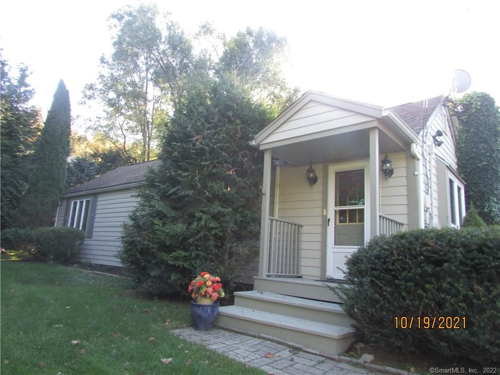 11 Kay Ln, Newtown, CT 06470