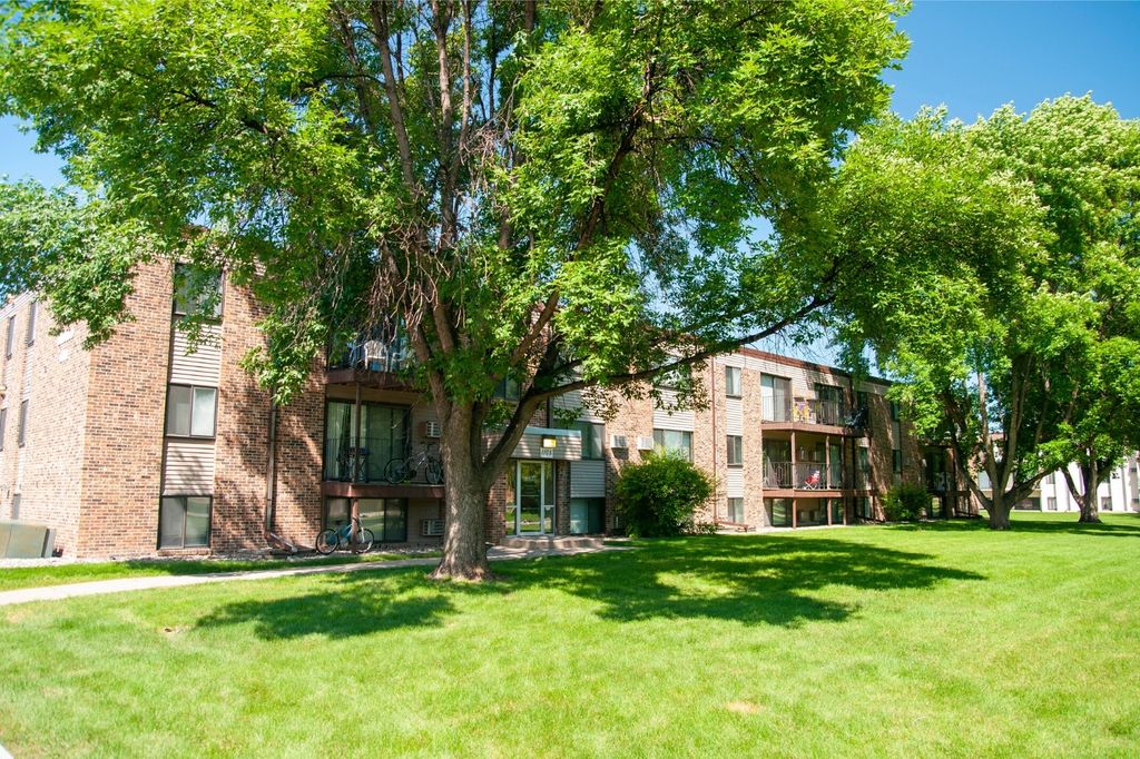 1105 Landeco Ln, Grand Forks, ND 58201