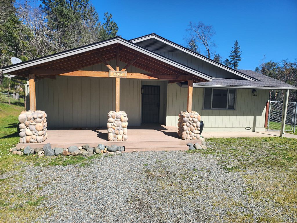 1707 Robinson Rd, Grants Pass, OR 97527