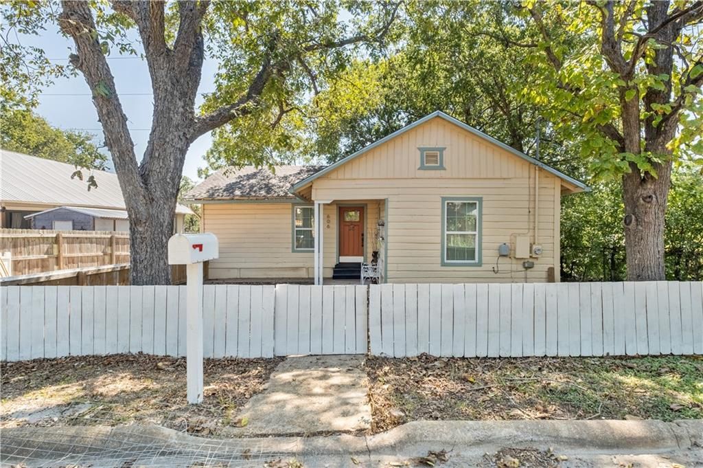 606 E Pecan St, Taylor, TX 76574