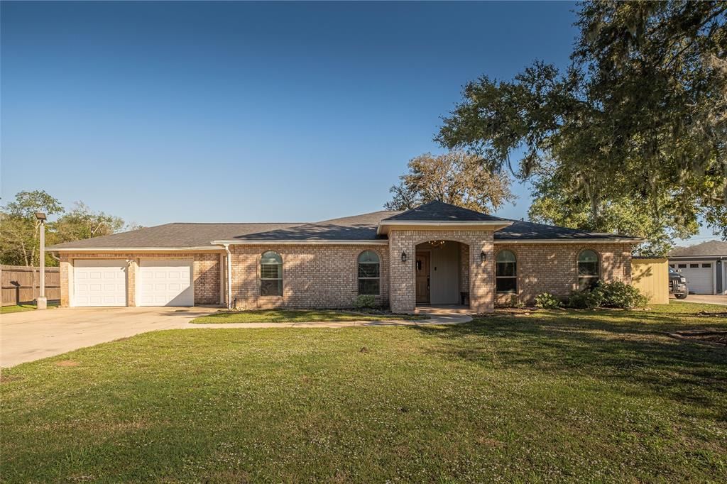 16 Hollychase St, Clute, TX 77531