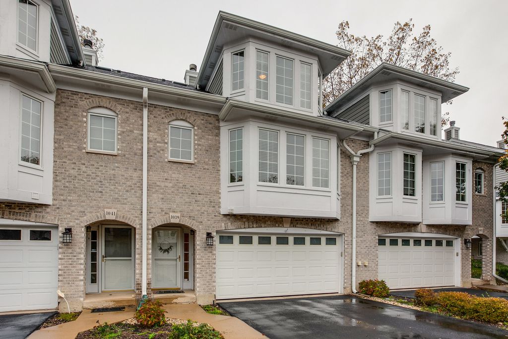 1039 N Glenview Ct, Palatine, IL 60067