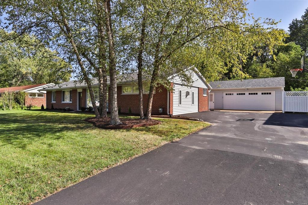 10 Bon Price Ln, Saint Louis, MO 63132