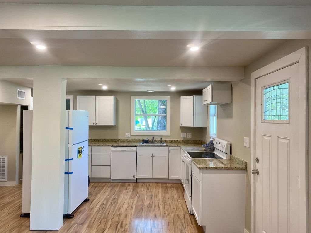 809 Burleson St, Smithville, TX 78957