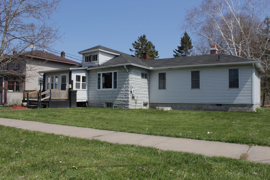 1105 Johnston St, Sault Sainte Marie, MI 49783