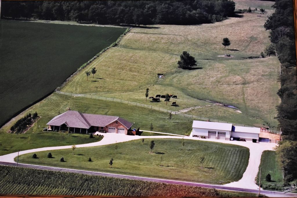 998 E 1500 North Rd, Onarga, IL 3 Bed, 4 Bath SingleFamily Home 40