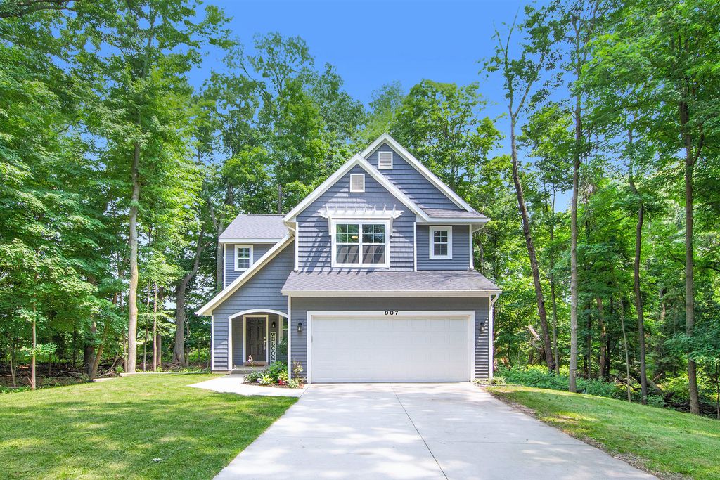 907 Wooded Ln, Marshall, MI 49068