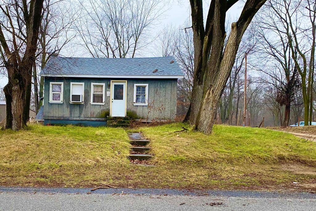 813 Willow Dr, Colon, MI 49040